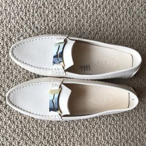 Women’s designer Tods ivory leather shoes, size 9. New never worn.